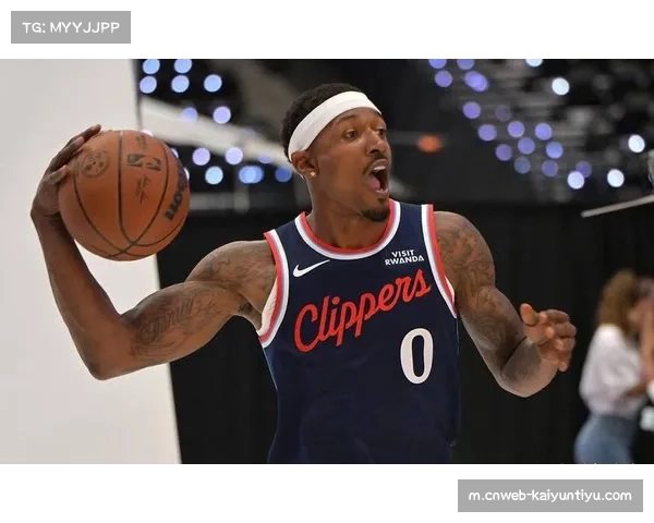 比尔加盟快船首战引爆期待，豪阵崭露锋芒，总冠军梦再添动力。